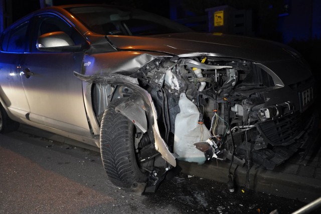 Na szczęście nikt nie znajdował się w uszkodzonym pojeździe marki renault