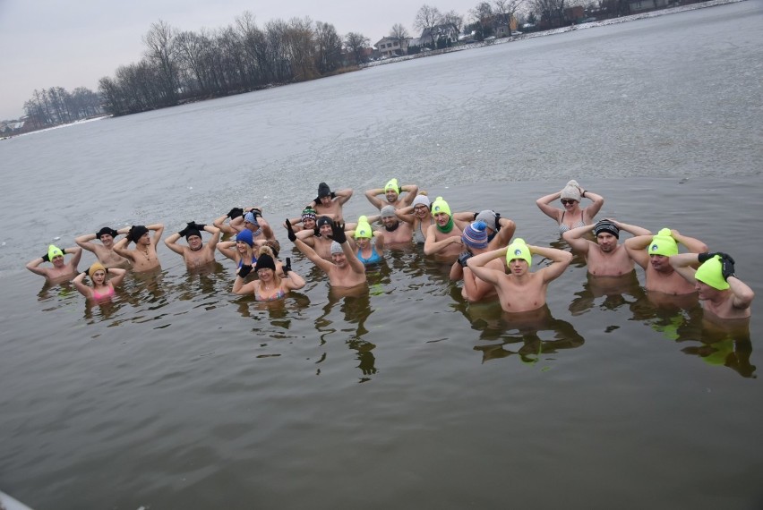 Krotoszyńskie morsy po raz kolejny weszły do wody. Tym razem w Święto Trzech Króli [ZDJĘCIA]