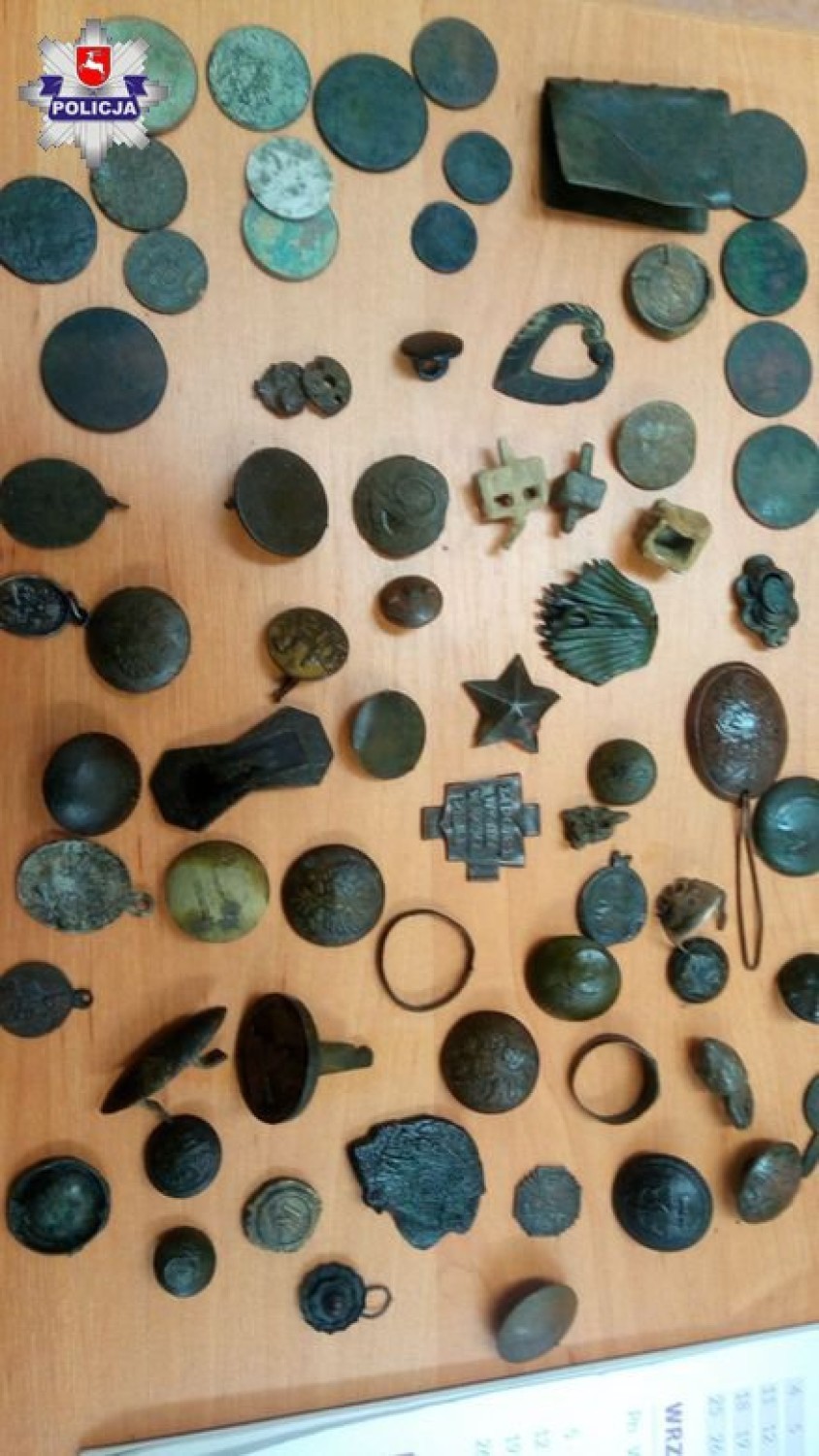 Policjanci z Puław zatrzymali poszukiwacza skarbów. Chodził z wykrywaczem metali i ukrywał to, co znalazł (ZDJĘCIA)