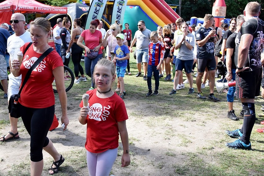 W Trzciance podczas Wolfrace odbył się bieg dla dzieci z przeszkodami „Szlakiem Szczeniaka”. Zobaczcie jak radzili sobie młodzi biegacze