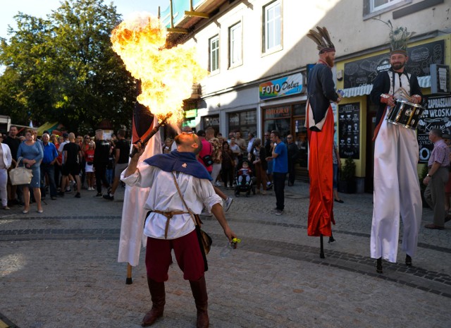 W niedzielę w ramach 8. edycji Przemyskiego Święta Ulic Kazimierzowskiej i Franciszkańskiej, do miasta nad Sanem zawitał król Kazimierz Wielki. Towarzyszył mu barwny korowód. 

Zobacz też: W Rzeszowie stworzono pierwszą na świecie grę piłkarzyki z wykorzystaniem robotów
