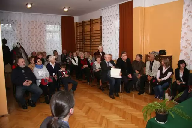 Spotkanie w SP 28 upamiętniło Antoniego Ziębę, wybitnego pedagoga, który spoczął na cmentarzu w Okradzionowie