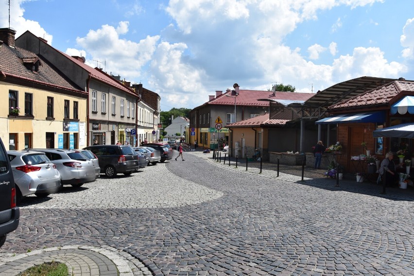 Na bark wolnych miejsc parkingowych kierowcy narzekają na...