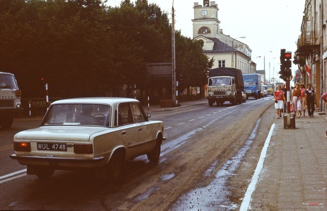 1985 rok, Grójec, ulica Armii Krajowej, w głębi ratusz.