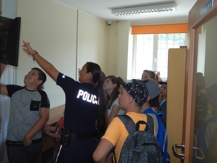 Komendę Powiatową Policji w Radziejowie odwiedziły dzieci mające wakacyjne zajęcia w Czołowie [zdjęcia]