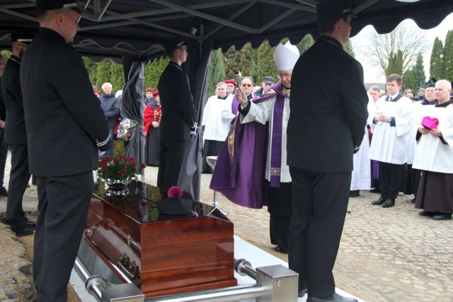 Pogrzeb ś.p. Księdza Kanonika Macieja Przewoźnego - uroczystości na Cmentarzu Komunalnym w Międzychodzie (10.03.2020)