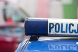 Wypadek w Kłodzku przy ul. Dusznickiej – uderzył w latarnię obok wejścia na cmentarz