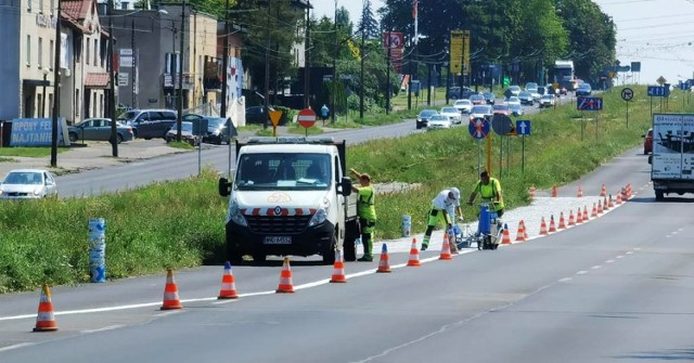 Al. Kołłątaja jest niebezpieczna dla pieszych, a czasem też kierowców. Teraz trzypasmowa jezdnia ma być częściowo zwężona Zobacz kolejne zdjęcia/plansze. Przesuwaj zdjęcia w prawo - naciśnij strzałkę lub przycisk NASTĘPNE