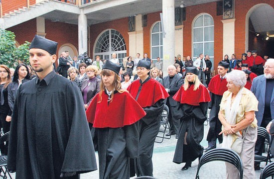 Uroczysta inauguracja na AHE nie przyćmiła jej problemów