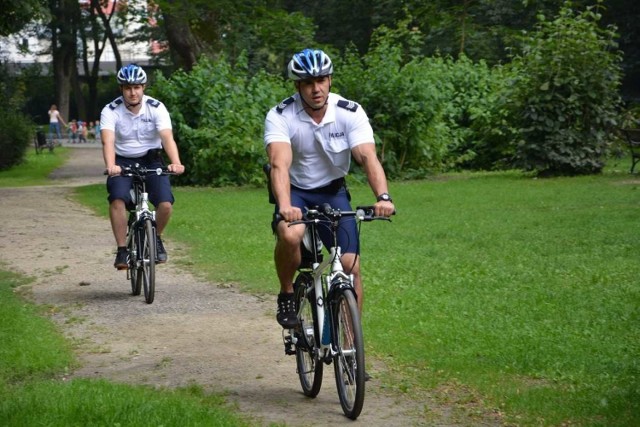 Patrole rowerowe pracują od czerwca, od niedawna policjanci jeżdżą na szybszych jednośladach z napędem elektrycznym.