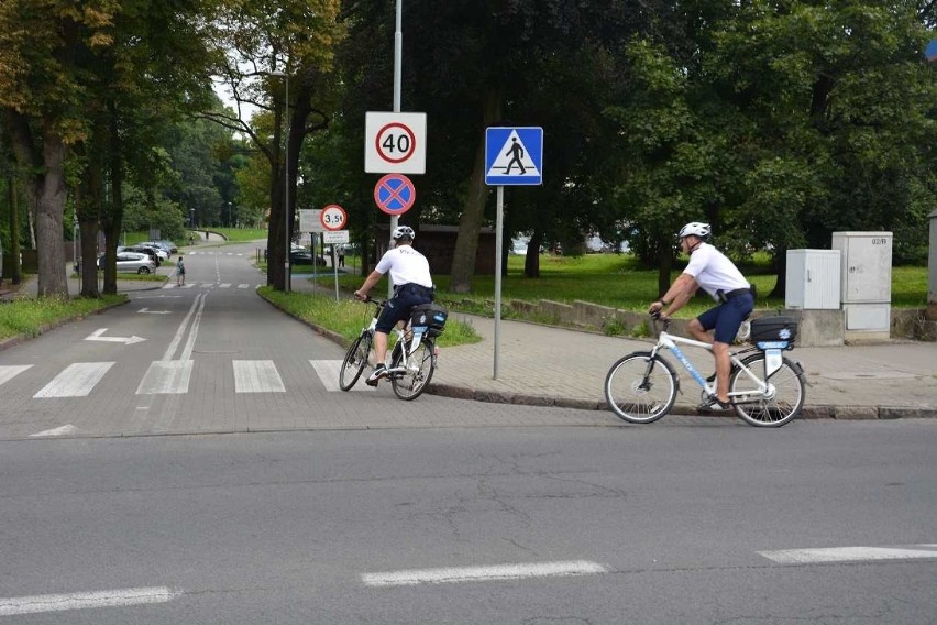 Policjanci na elektrycznych rowerach patrolują miasto 