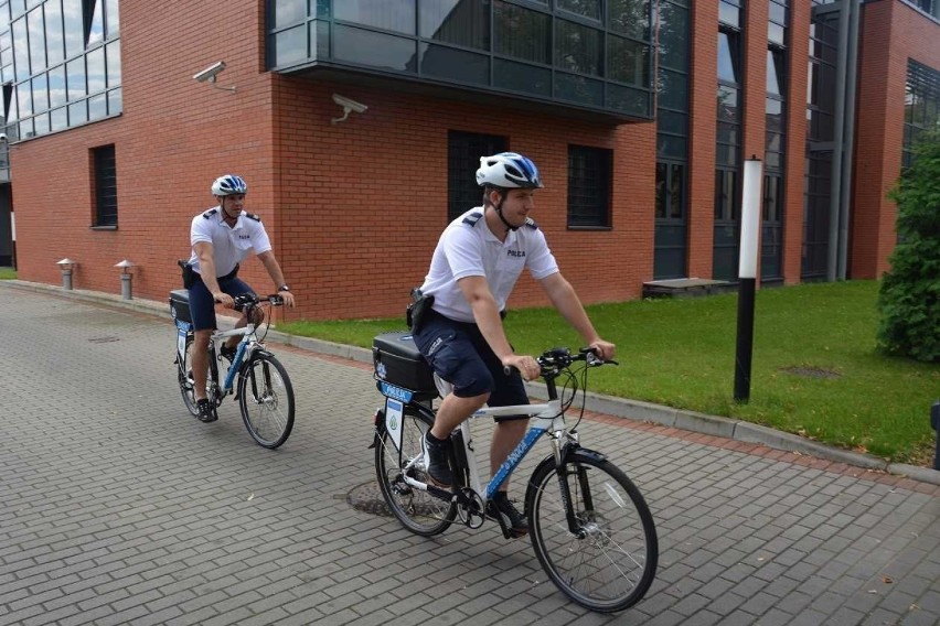 Policjanci na elektrycznych rowerach patrolują miasto 