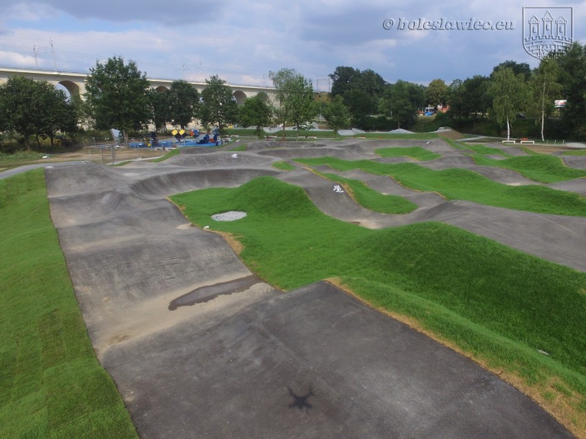 Koniec marudzenia, że nie ma co robić! Pumptrack, skatepark i ścianka wspinaczkowa przy bolesławieckim wiadukcie