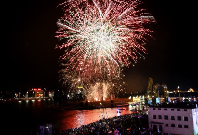 Międzynarodowy Festiwal Sztucznych Ogni „Pyromagic”

XI edycja największego polskiego pokazu fajerwerków oraz pełen folku, elektroniki i tańca festiwal Szczecin Music Live odbędą się w drugi weekend sierpnia. W tym roku obejrzymy pokazy: Pyro Events - Temexon Team (Rumunia), Platinum Fireworks (Filipiny) oraz Pyrotex Fireworx (Anglia). Do tego szereg imprez towarzyszących: sporty wodne, zmagania profesjonalnych ekip strażackich i wyścigi żeglarzy na Odrze.

Pyromagic, 10-11 sierpnia, Wały Chrobrego.

WIĘCEJ INFORMACJI: PYROMAGIC 2018 w Szczecinie - PROGRAM festiwalu fajerwerków. Będzie wybuchowo! [WIDEO]