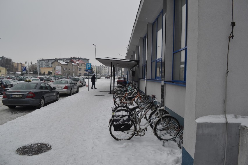 Kradną przed dworcem PKP w Lublińcu? Mieszkaniec alarmuje, że konieczny jest monitoring obejmujący zasięgiem cały parking ZDJĘCIA