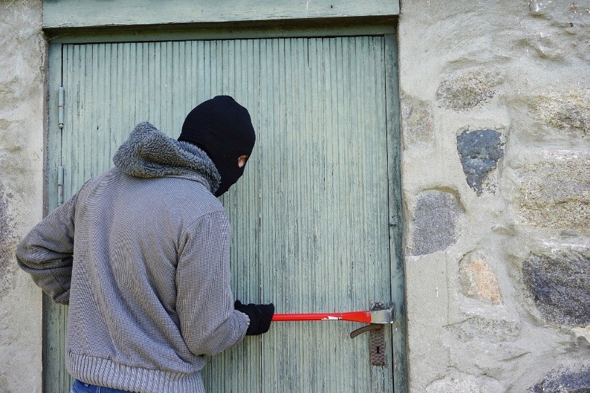 Stargard. Włamywacze kradli smartfony, jedzenie, kosmetyki. Teraz odpowiedzą za to przed sądem. Jeden z nich jako recydywista