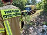 Mężczyzna zasłabł w lesie. Szybka interwencja strażaków i służb medycznych uratowała mu życie