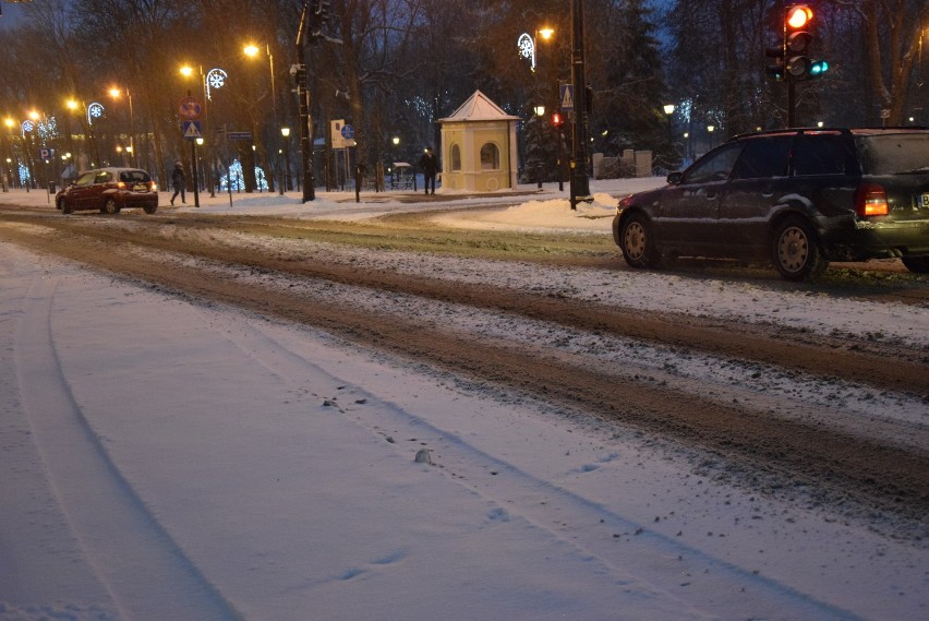 Na ulicach i chodnikach pełno śniegu