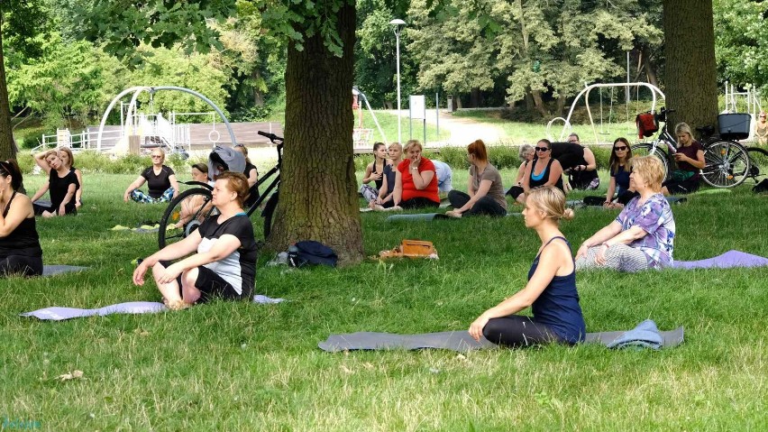 Kolejna niedzielna joga w parku Jagiellońskim w Stargardzie. Fotoreportaż Jana Balewskiego