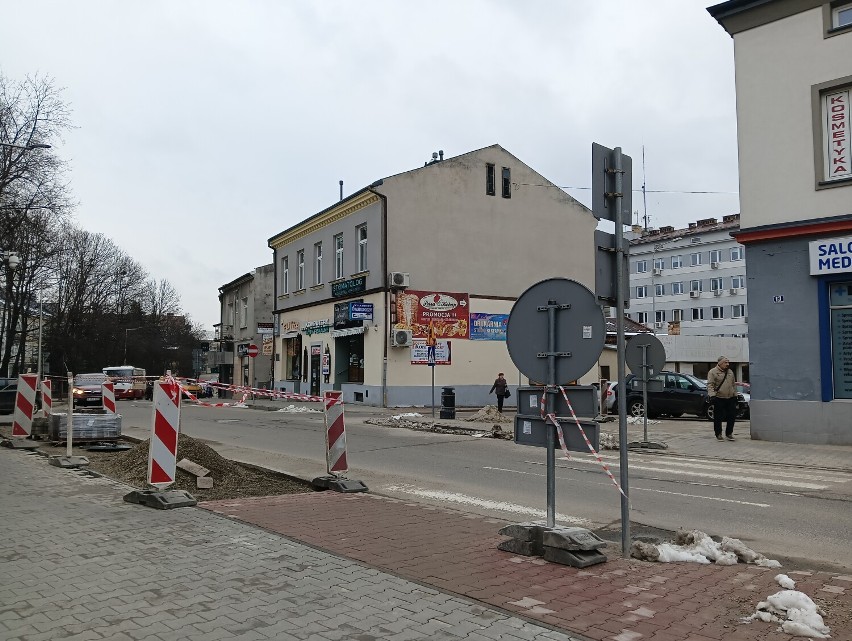 Nie dla rowerów przed kościołem, czyli ulica Czackiego w Jaśle znów w przebudowie