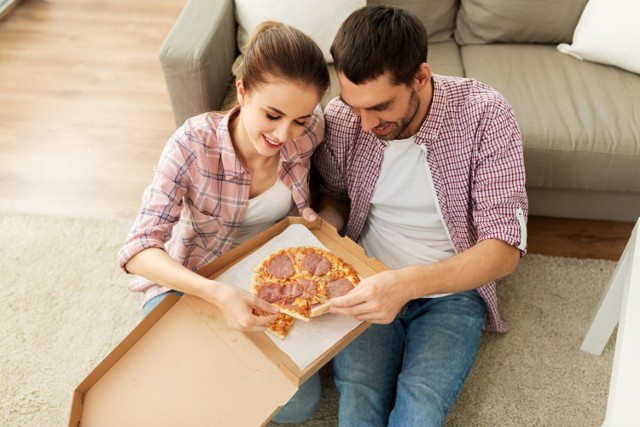 Badania dowodzą, że jedzenie fast foodów znacznie obniża płodność zarówno w przypadku kobiet, jak i mężczyzn. Szczególnie więc podczas starań o dziecko należy wykluczyć z diety pizze, hamburgery czy chipsy. Zmiana diety pomoże nie tylko szybciej zajść w ciążę, ale przyczyni się również do poprawy ogólnego stanu zdrowia i polepszenia kondycji organizmu.