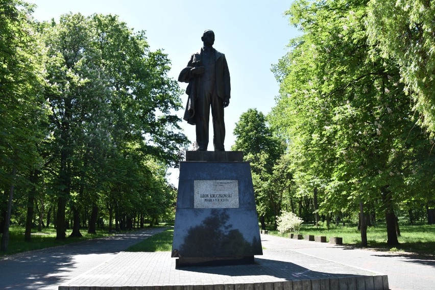Pomnik Leona Kruczkowskiego stoi w Sosnowcu w Parku przy...