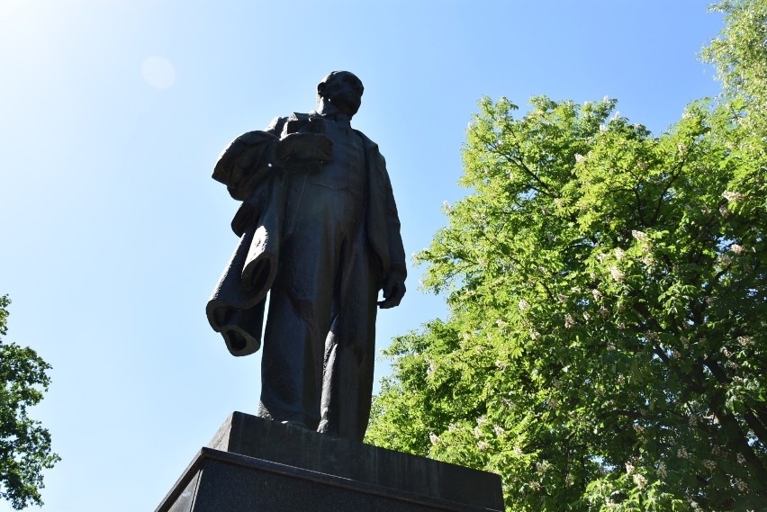 Pomnik Leona Kruczkowskiego stoi w Sosnowcu w Parku przy...