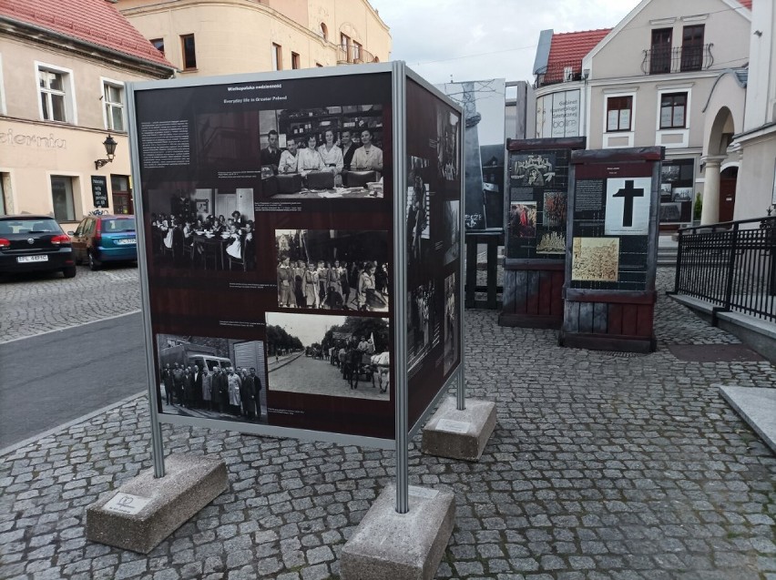 Plenerowa wystawa przed dawną synagogą