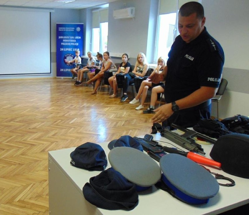 Dzieci odwiedziły policjantów na komendzie powiatowej w Oświęcimiu
