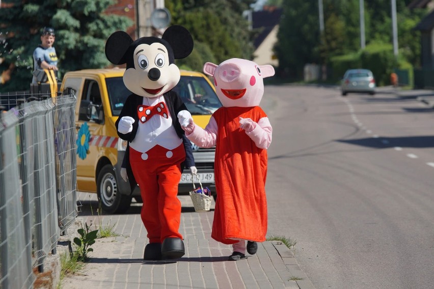 Mobilny Dzień Dziecka w gminie Przechlewo. Myszka Miki, Świnka Peppa i Batman odwiedzili dzieci   (część 1)