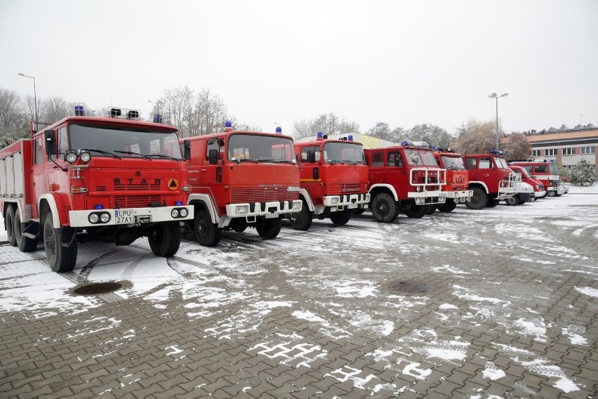 Lubelscy strażacy wspierają Ukrainę. Do naszych wschodnich sąsiadów trafi 14 pojazdów strażackich. Zobacz zdjęcia