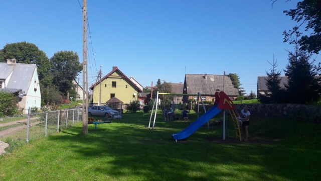 Na placu pojawiły się nowe urządzenia do zabaw.