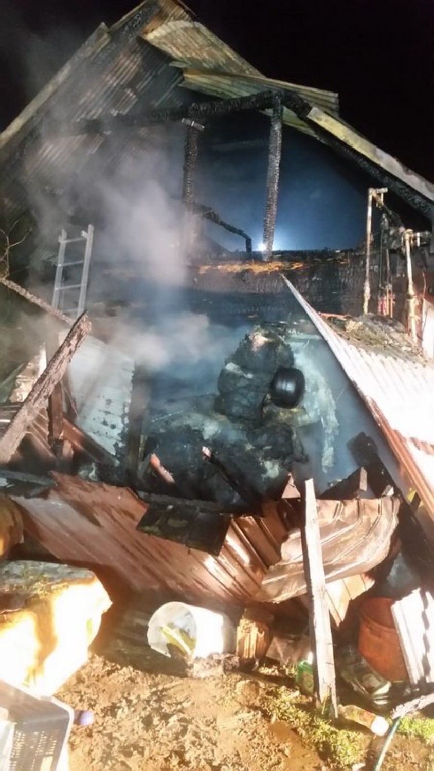 Maszkienice: pożar drewnianego domu, 4 osoby straciły dach nad głową [ZDJĘCIA]