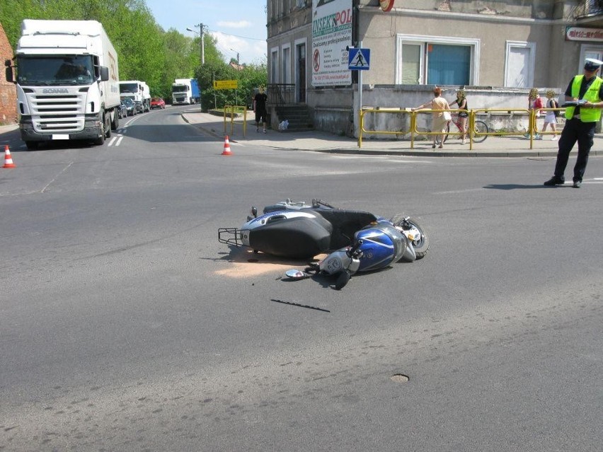 Motorowerzysta i jego pasażerka z obrażeniami ciała zostali...
