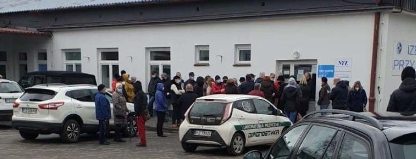 Tłum ludzi przed szpitalem w Krośnie Odrzańskim. To...