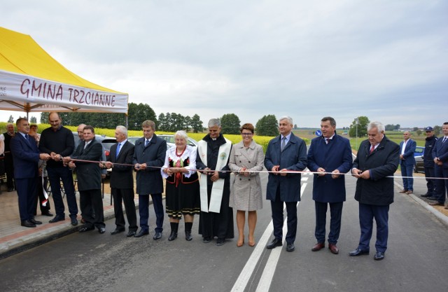 Inwestycję  gmina Trzcianne przeprowadziła dzięki dofinansowaniu z ubiegłorocznej edycji Funduszu Dróg Samorządowych. W otwarciu drogi we wtorek (29.09) uczestniczył wojewoda podlaski Bohdan Paszkowski