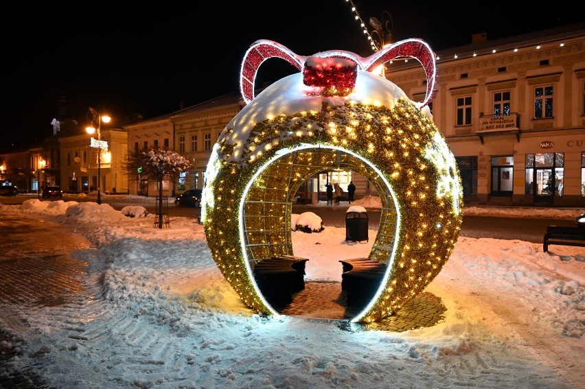 Nowy Sącz. Rozbłysły świąteczne iluminacje. Pięknie wygląda Rynek i ul. Jagiellońska. Zdjęcia 