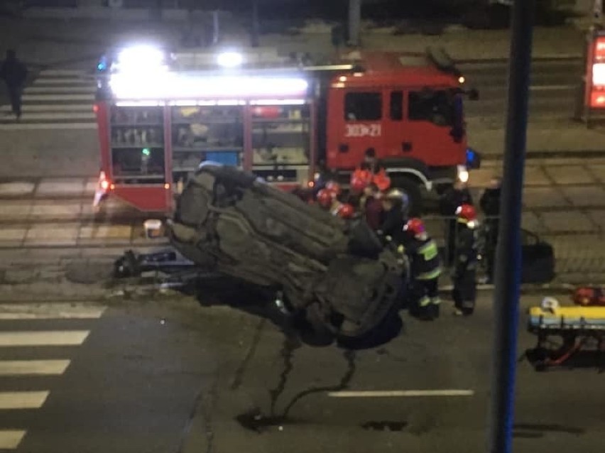 Nocny wypadek na Wojska Polskiego. Auto uderzyło w barierki