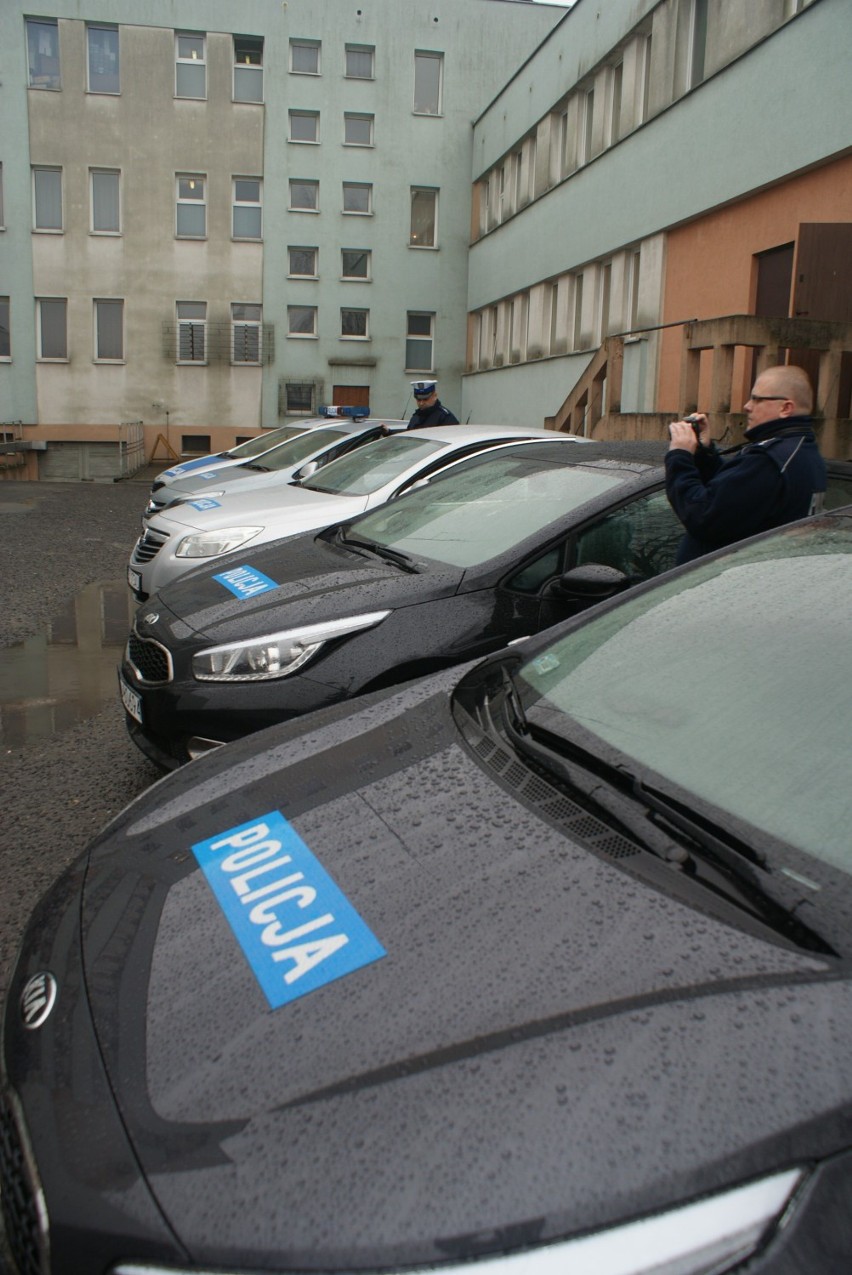 Dąbrowska policja otrzymała właśnie sześć nowych samochodów