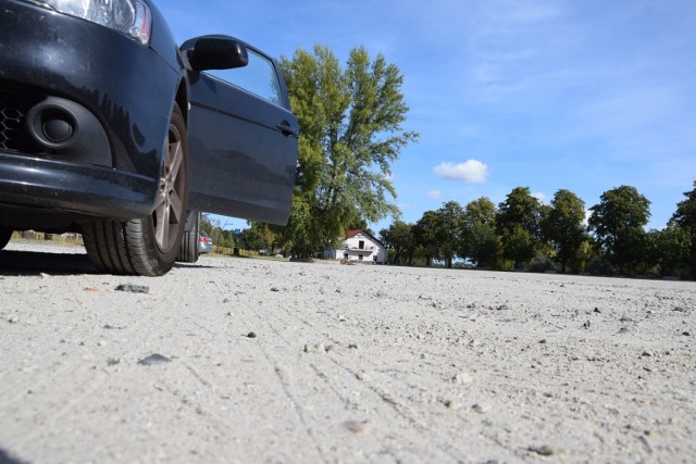 Plac plenerowy przy al. Wolności w Nowej Soli na co dzień wykorzystywany jest na parking, pył oblepia nie  tylko opony, również buty przechodzących osób.
O tym jak bardzo inwestycja jest potrzebna świadczy ilość osób, które rocznie odwiedzają Nadodrzański Park Rekreacyjny, czyli m.in. Park Krasnala i Park Fizyki, to ok. 250 tysięcy.