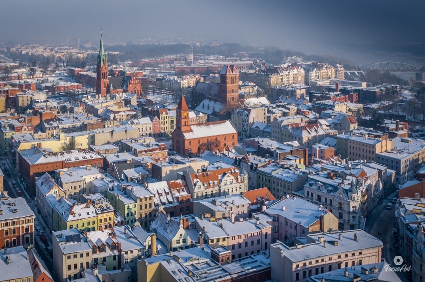 Toruń zimą z drona. Tak wygląda całe miasto w śniegu z lotu ptaka! Fascynujące zdjęcia! 