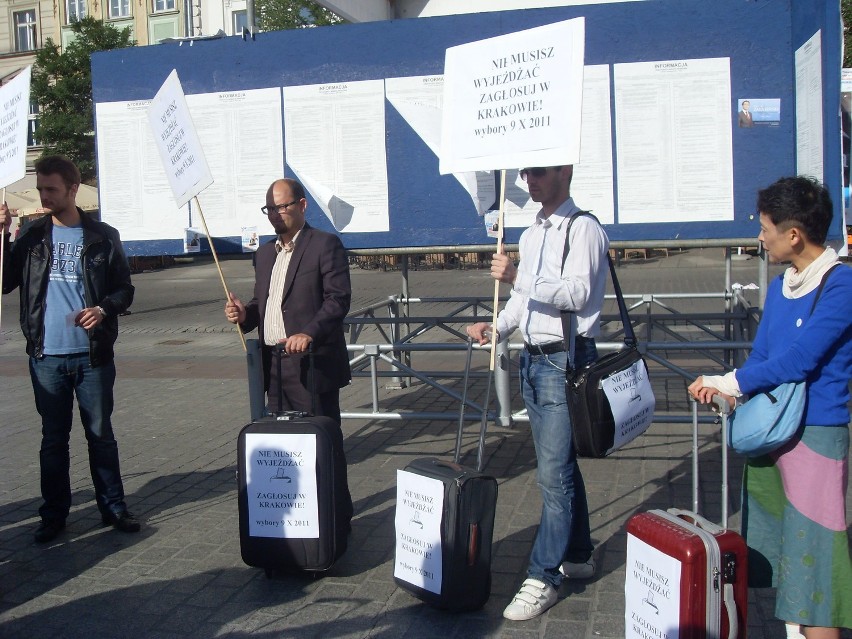 Happaning Platformy w centrum Krakowa: walizkami zachęcali młodych do głosowania [ZDJĘCIA, VIDEO]