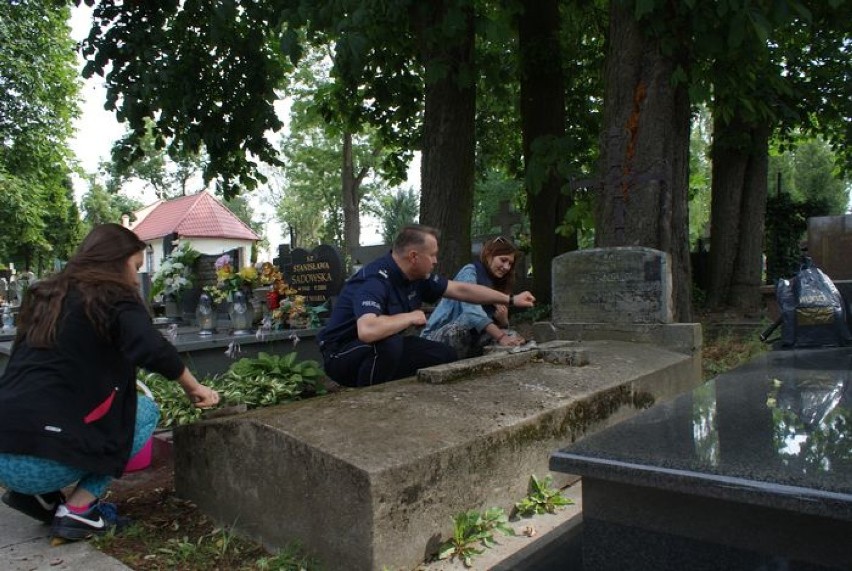 Uporządkowali nagrobek pierwszego komendanta policji w Łęczycy