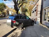 Straż Miejska w Wejherowie walczy z mistrzami parkowania. BMW zaparkowało na całej szerokości chodnika [ZDJĘCIA]