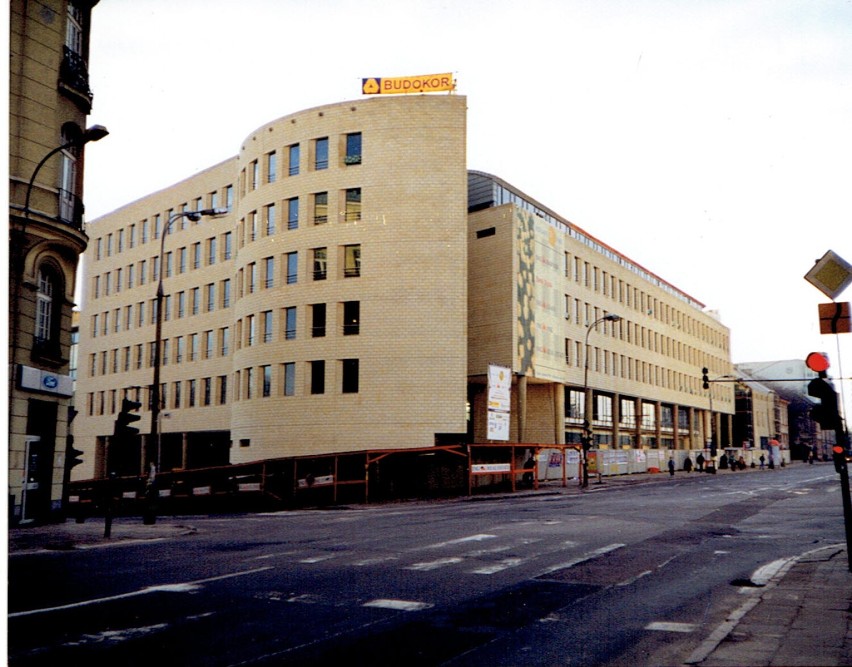 Koniec Ulicy Nowy Świat i wjazd na Plac Trzech Krzyży i zjazd Książecą po lewej stronie w marcu 1998.