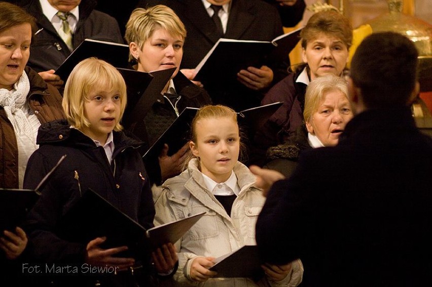 Ostrowy: Chórzyści i orkiestra dali czadu