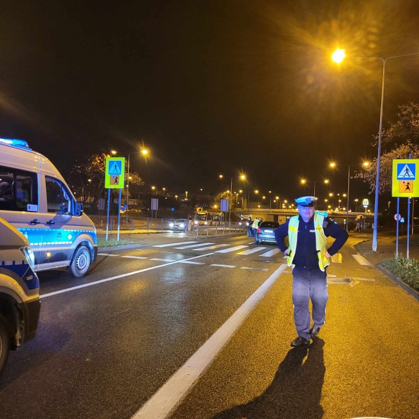 Potrącenie pieszego na ulicy Grunwaldzkiej w Kielcach. Mężczyzna w szpitalu, były utrudnienia na drodze