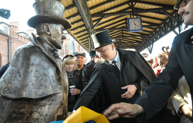 Rzeźbę odsłonił ubrany w strój z epoki prezydent Skierniewic