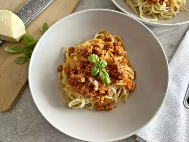 Pyszne i sycące danie na obiad. Zobacz, jak przygotować spaghetti bolognese. Kliknij w galerię i przesuwaj zdjęcia strzałkami lub gestem.