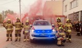 Strażacy z OSP Gorzów Śląski mają nowy samochód. To volkswagen amarok. Druhowie przywitali go racami [ZDJĘCIA]